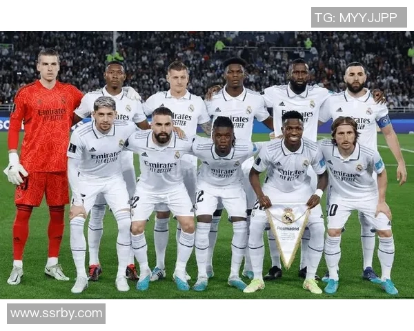 四位传奇足球明星的卓越成就与球场人生揭秘