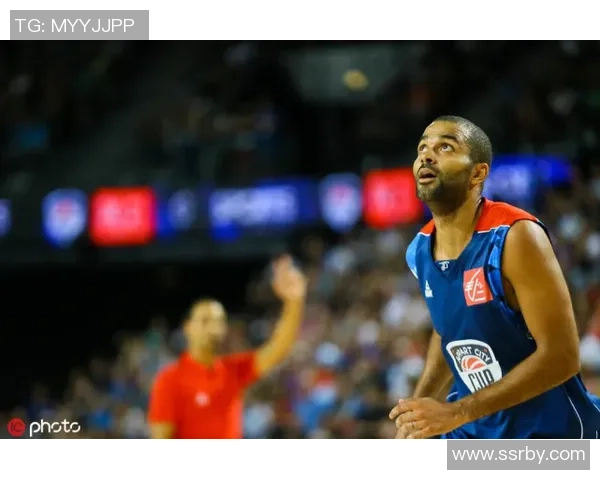 水怪传奇：从草根球员到足球世界的怪物崛起之路